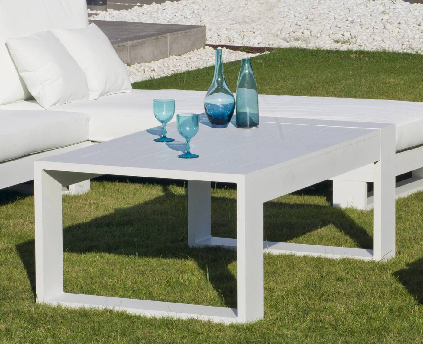 Set Aluminio Luxe Cartago-10 - Conjunto lujoso y robusto de aluminio: 1 sofá de 3 plazas + 2 sillones + 2 reposapiés + 1 mesa de centro. Disponible en color blanco, antracita, champagne, plata o marrón.