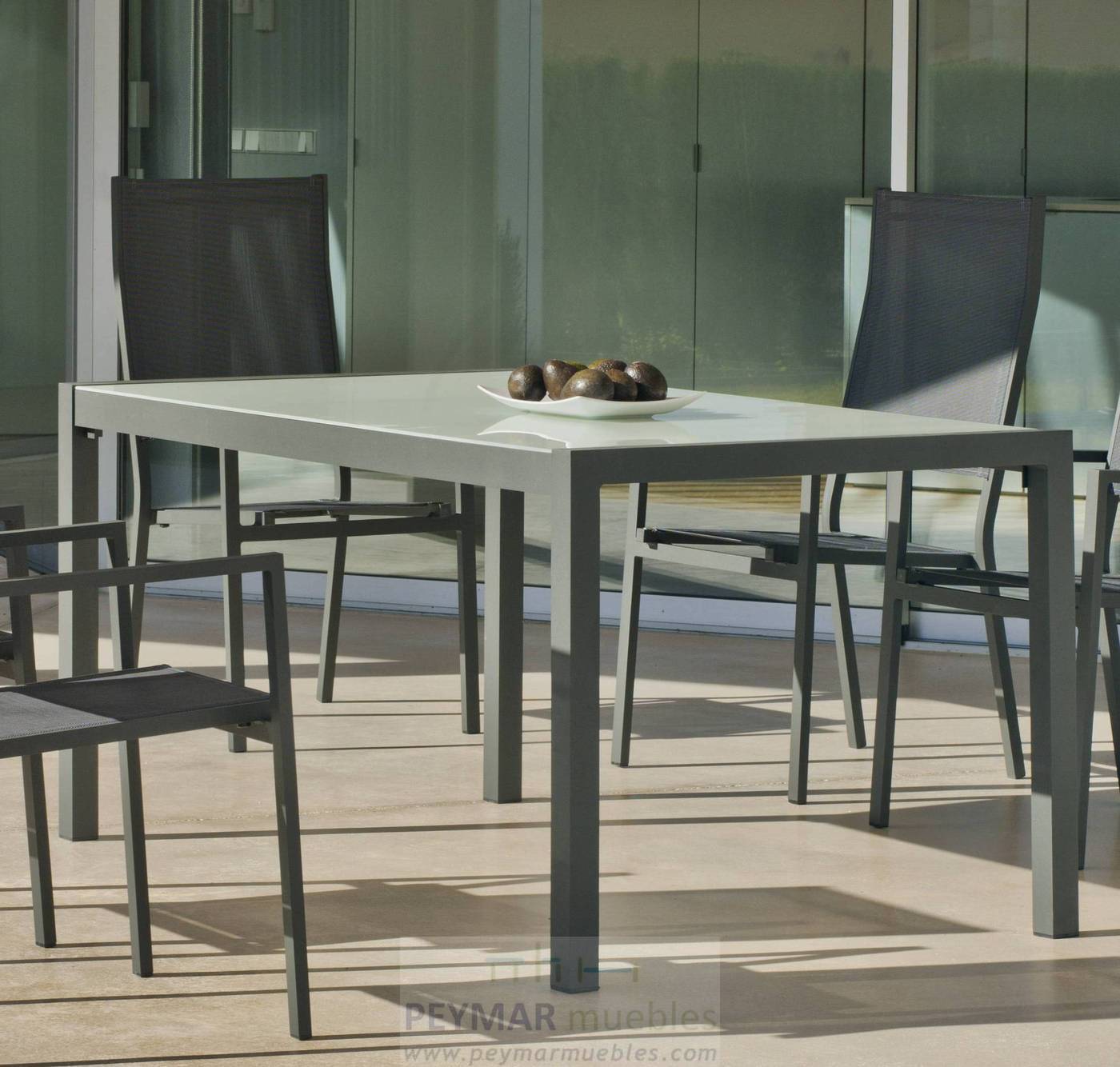 Mesa rectangular 160 cm de aluminio, con tablero de cristal templado. Disponible en color blanco, plata o antracita.