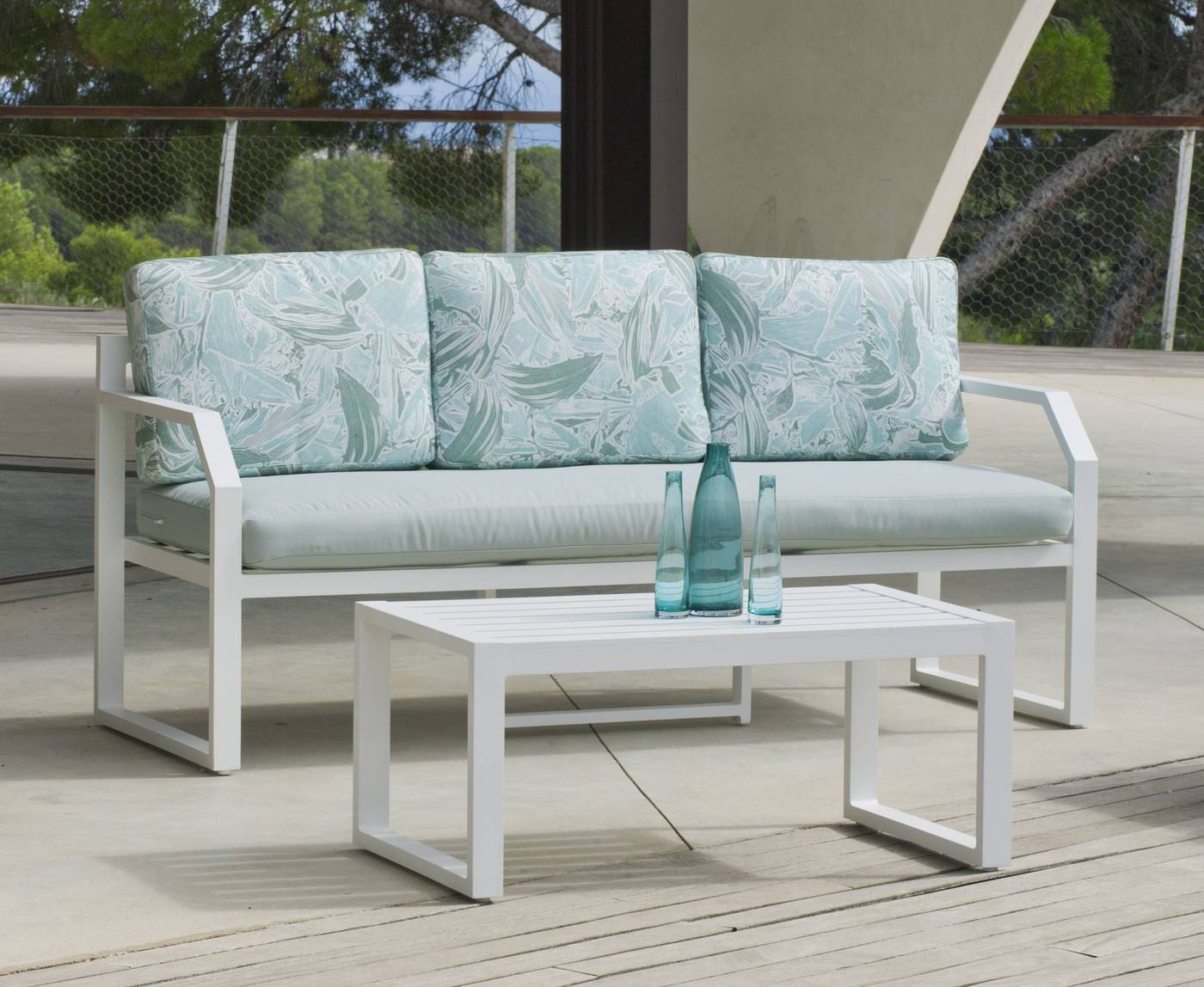 Sofá 3 plazas con cojines gran confort desenfundables. Estructura aluminio  color blanco, plata o antracita.