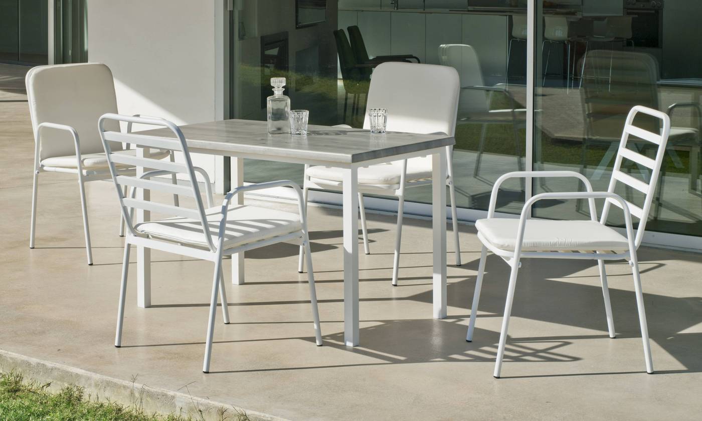 Conjunto aluminio de color blanco: mesa rectangular 120 cm. con tablero de heverzaplus y 4 sillones apilables de aluminio