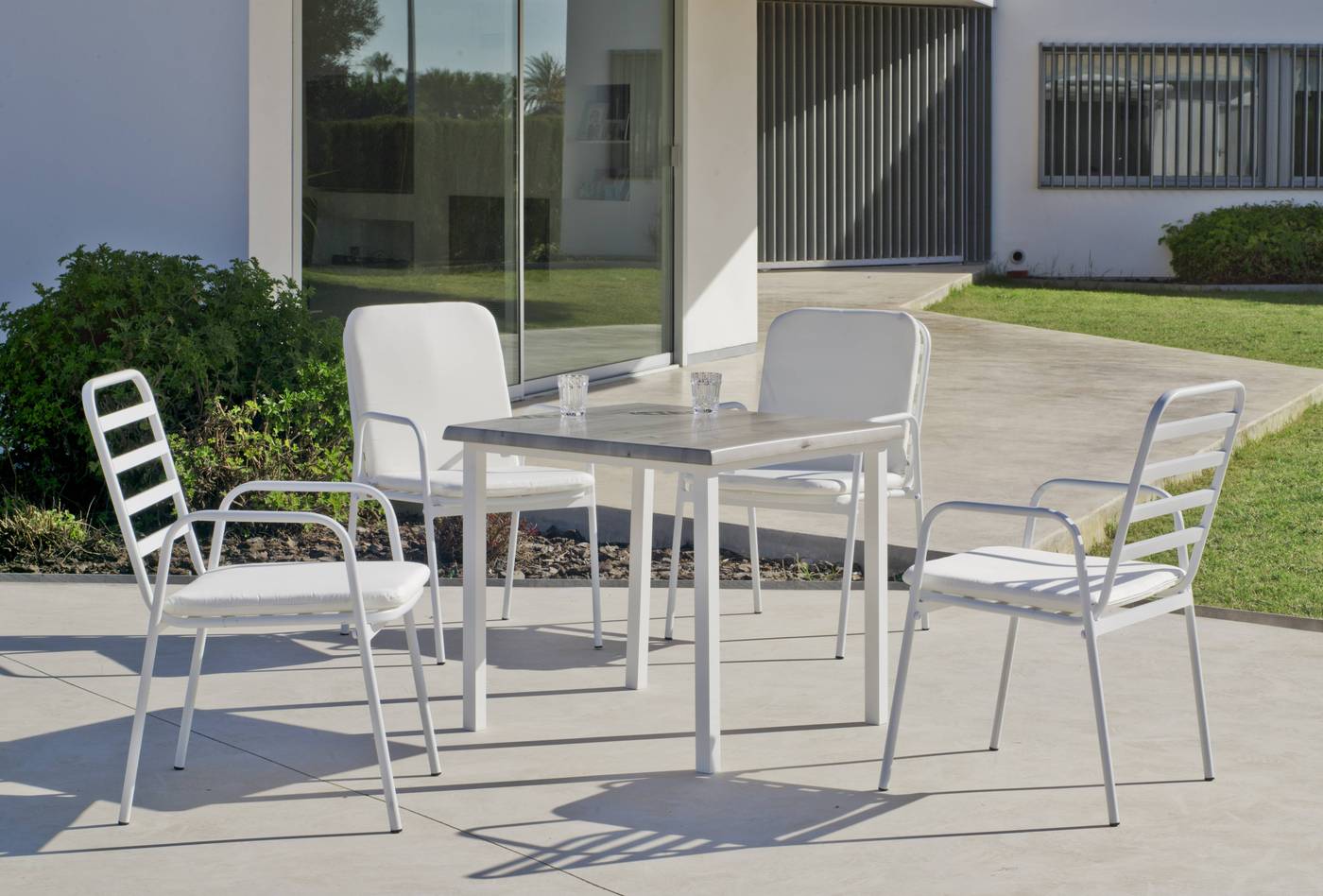 Sillón Aluminio Luxe Maxim - Sillón apilable de aluminio luxe para jardín y terraza. Disponible en color blanco o antracita.
