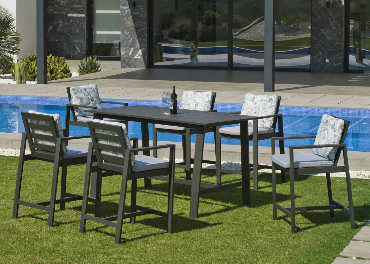 Sillón Coctel Aluminio Luxe Marlet - Lujoso sillón alto de coctel, para jardín o terraza. Disponible en color blanco, antracita, champagne, plata o marrón.