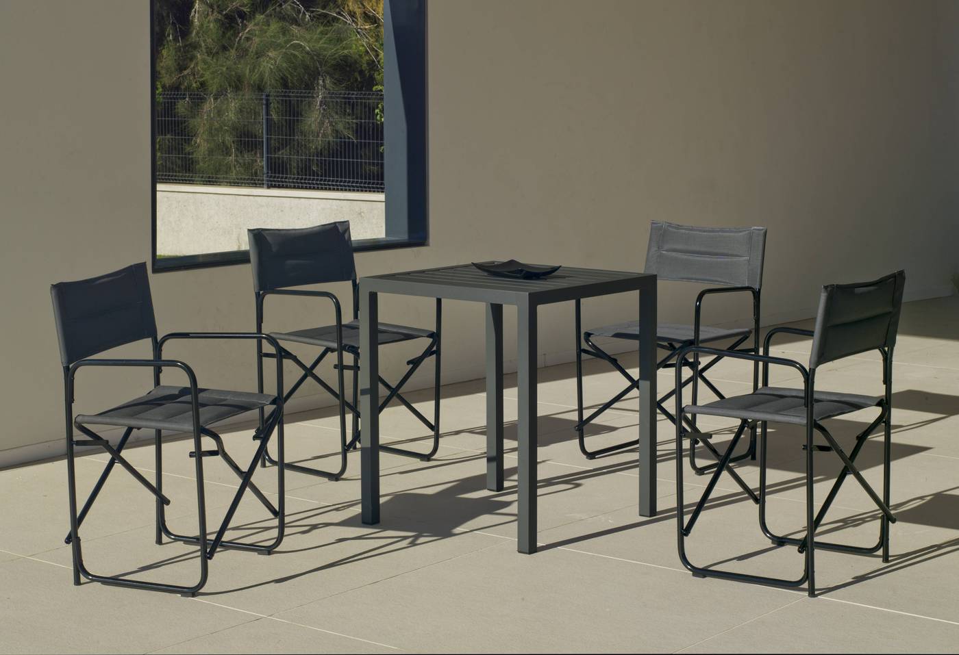 Conjunto aluminio luxe: Mesa cuadrada 65 cm + 4 sillones plegables. Disponible en color blanco o antracita.