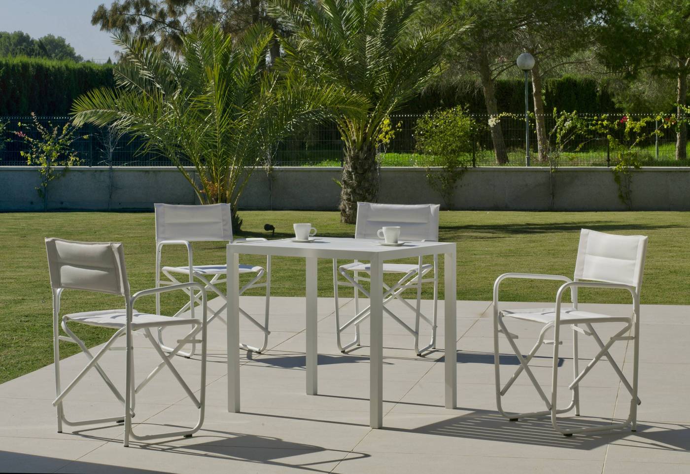 Sillón Plegable Aluminio Badúa - Sillón de director plegable con asiento y respaldo acolchado de textilen. Disponible en color blanco y antracita.