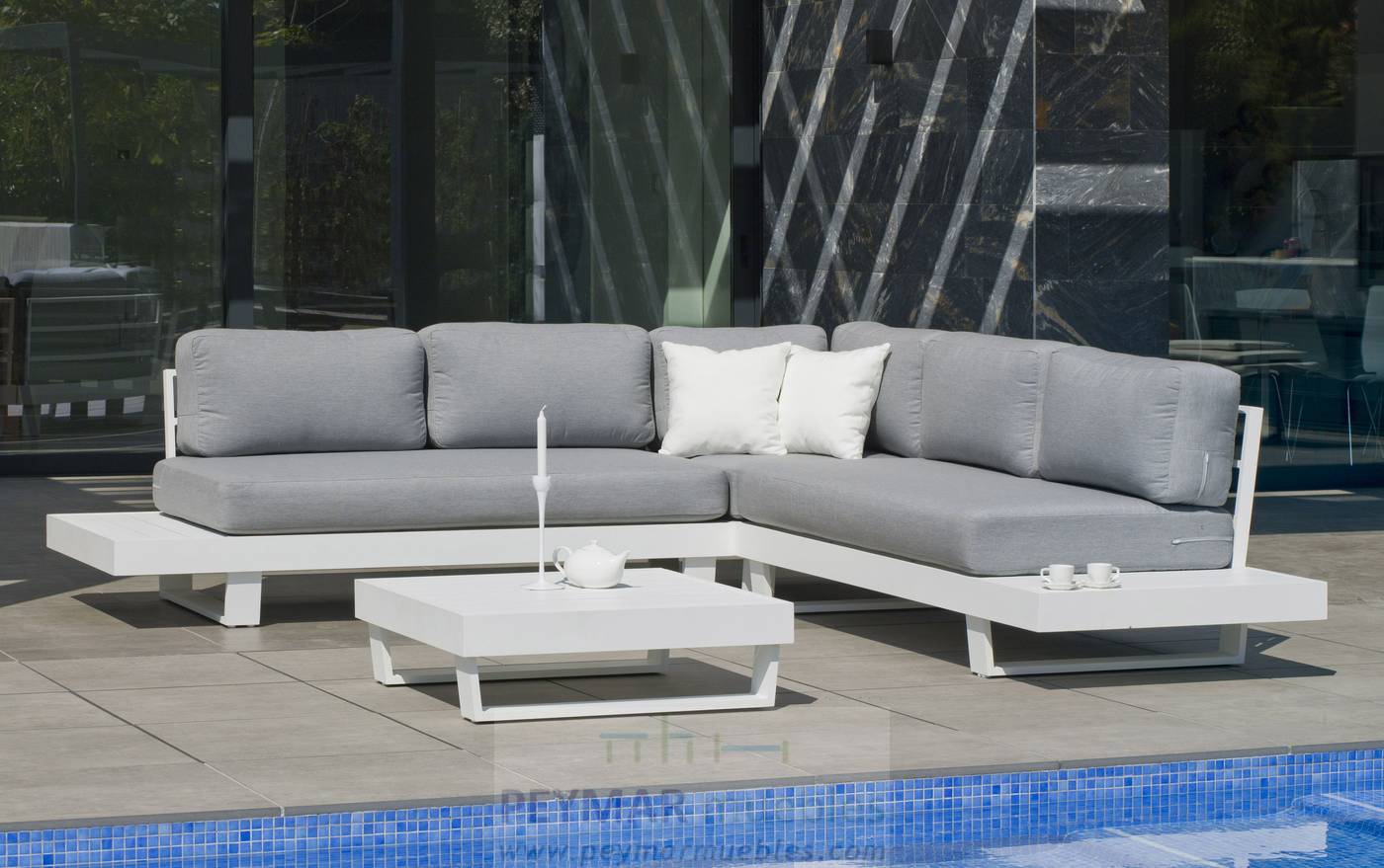 Set Rinconera Aluminio Luxe Menfis-7 - Rinconera confort lujo 5 plazas, con cojines desenfundables + mesa de centro. Estructura robusta de aluminio color blanco, antracita o champagne.