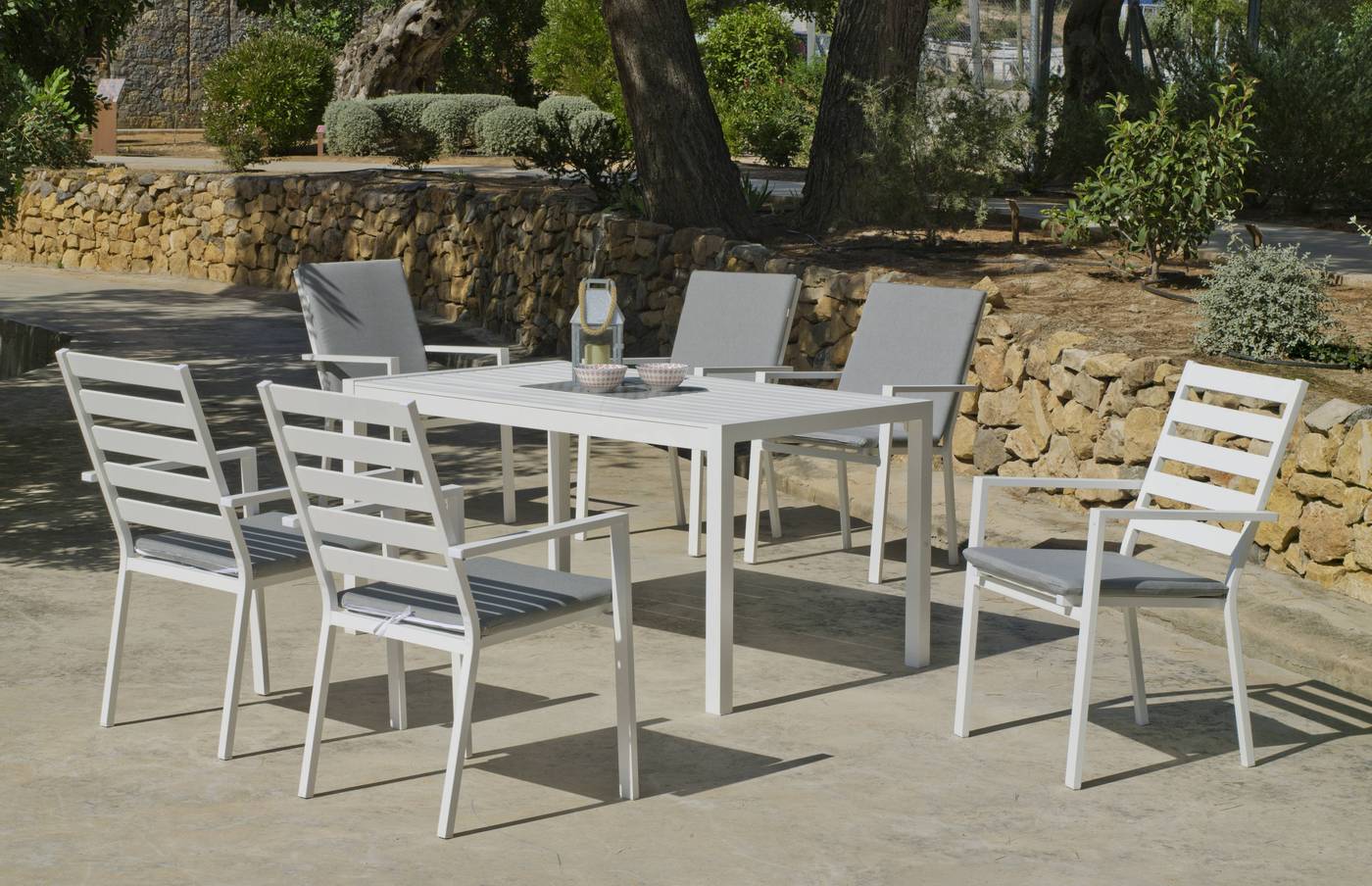 Mesa rectangular de aluminio  con tablero lamas de aluminio + 6 sillones. Disponible en color blanco, antracita, champagne, plata o marrón.