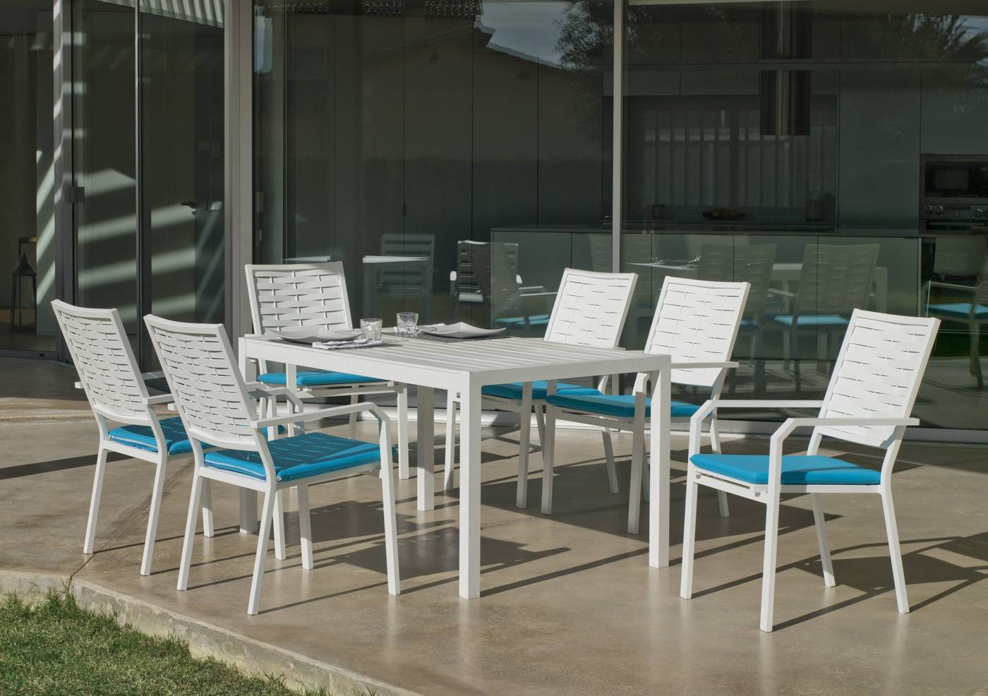 Conjunto de aluminio luxe para jardín o terraza: Mesa rectangular 150 cm. + 6 sillones. Disponible en color blanco, plata, bronce, antracita y champagne.