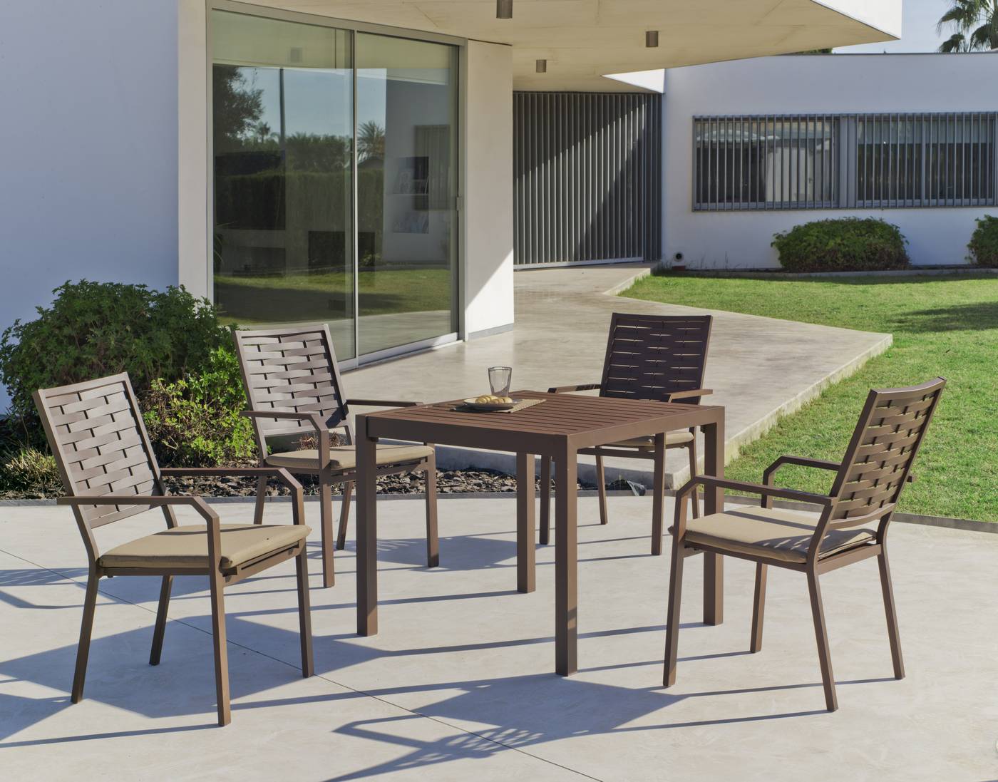 Set Aluminio Palma-Augusta 90-4 - Conjunto de aluminio luxe para jardín o terraza: Mesa cuadrada 90 cm. + 4 sillones. Disponible en color blanco, bronce, antracita y champagne.