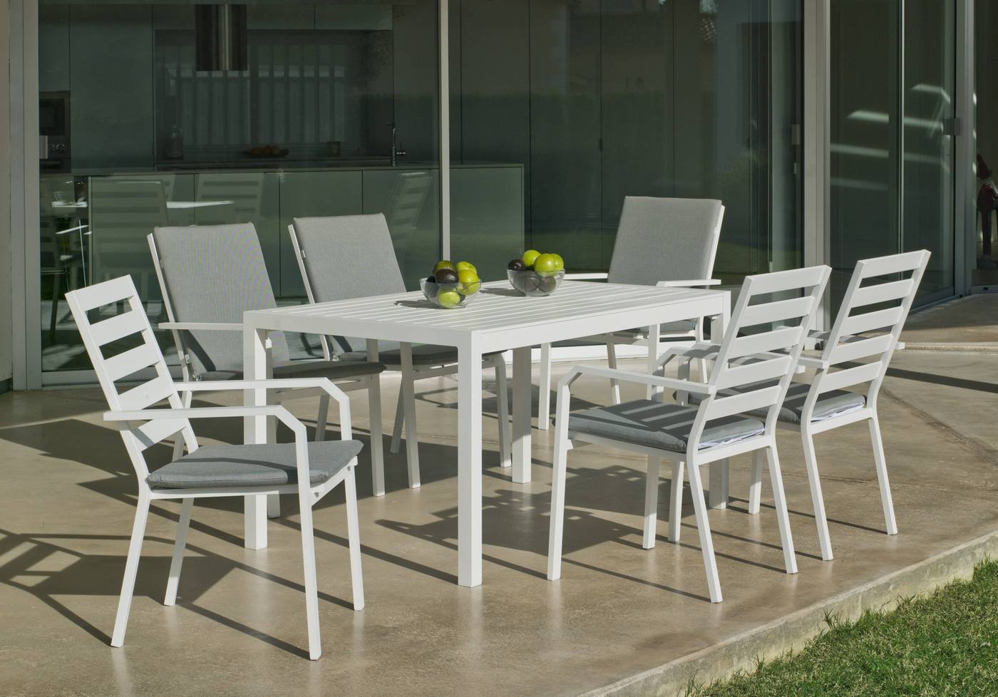 Conjunto aluminio luxe: Mesa rectangular 150 cm + 6 sillones. Disponible en color blanco, antracita, champagne, plata o marrón.