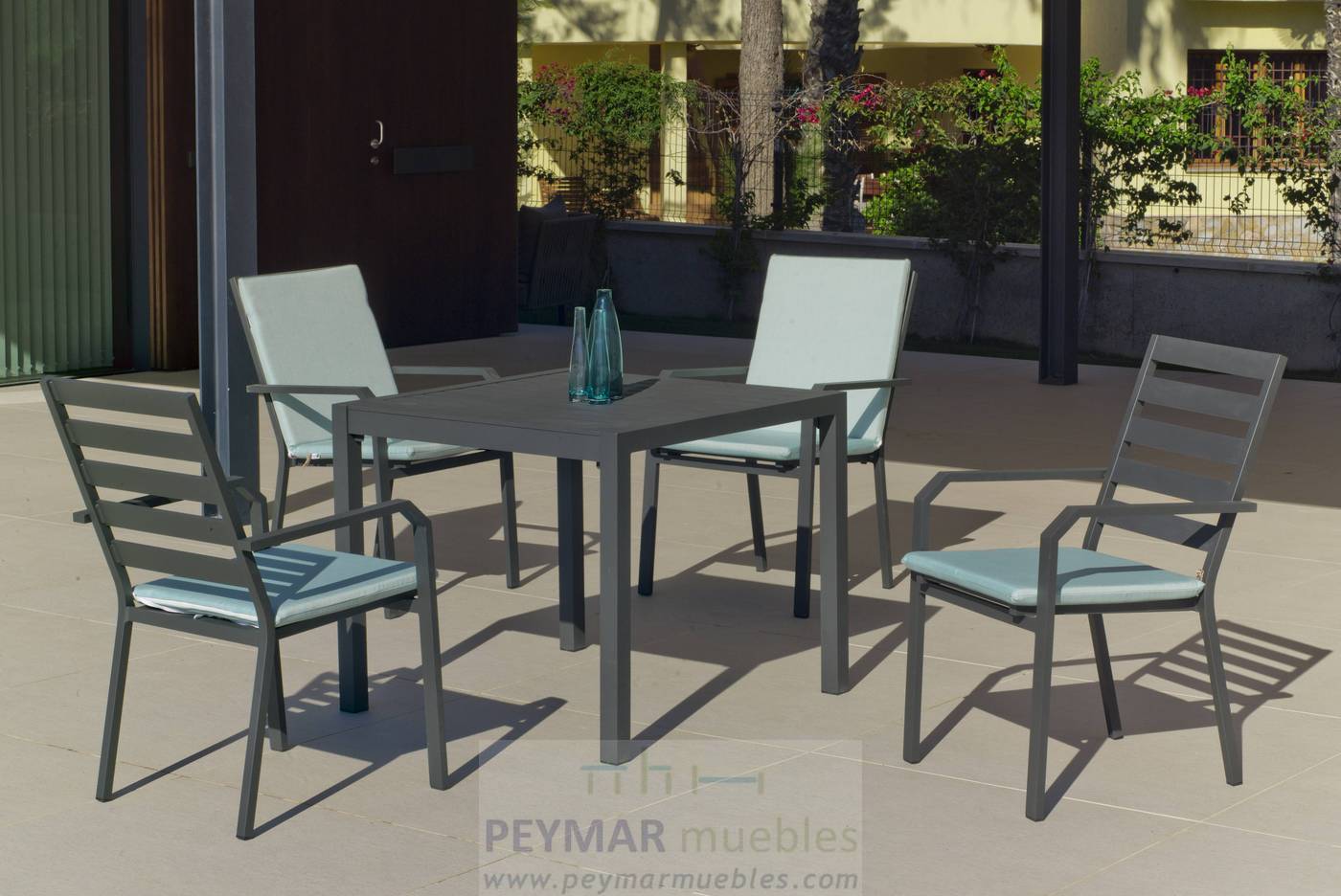 Set Aluminio Palma-Caravel 90-4 - Conjunto aluminio luxe: Mesa cuadrada 90 cm + 4 sillones. Disponible en color blanco, antracita, champagne, plata o marrón.