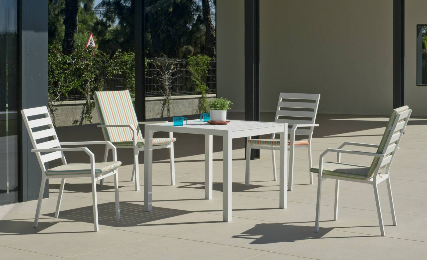 Set Aluminio Palma-Caravel 90-4 - Conjunto aluminio luxe: Mesa cuadrada 90 cm + 4 sillones. Disponible en color blanco, plata, bronce, antracita y champagne.