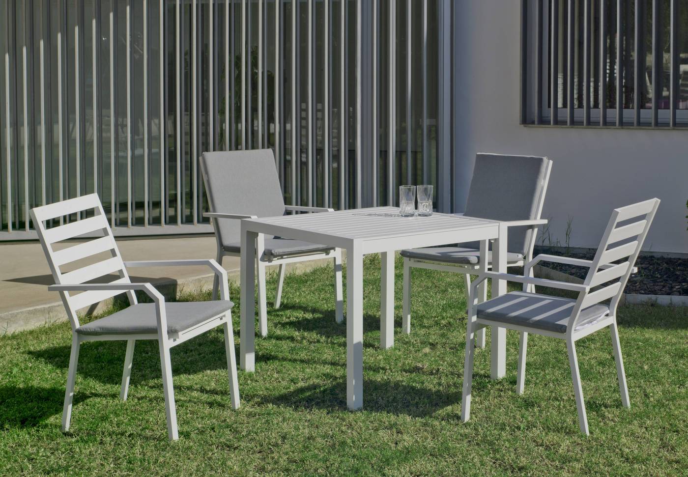 Conjunto aluminio luxe: Mesa cuadrada 90 cm + 4 sillones. Disponible en color blanco, plata, bronce, antracita y champagne.