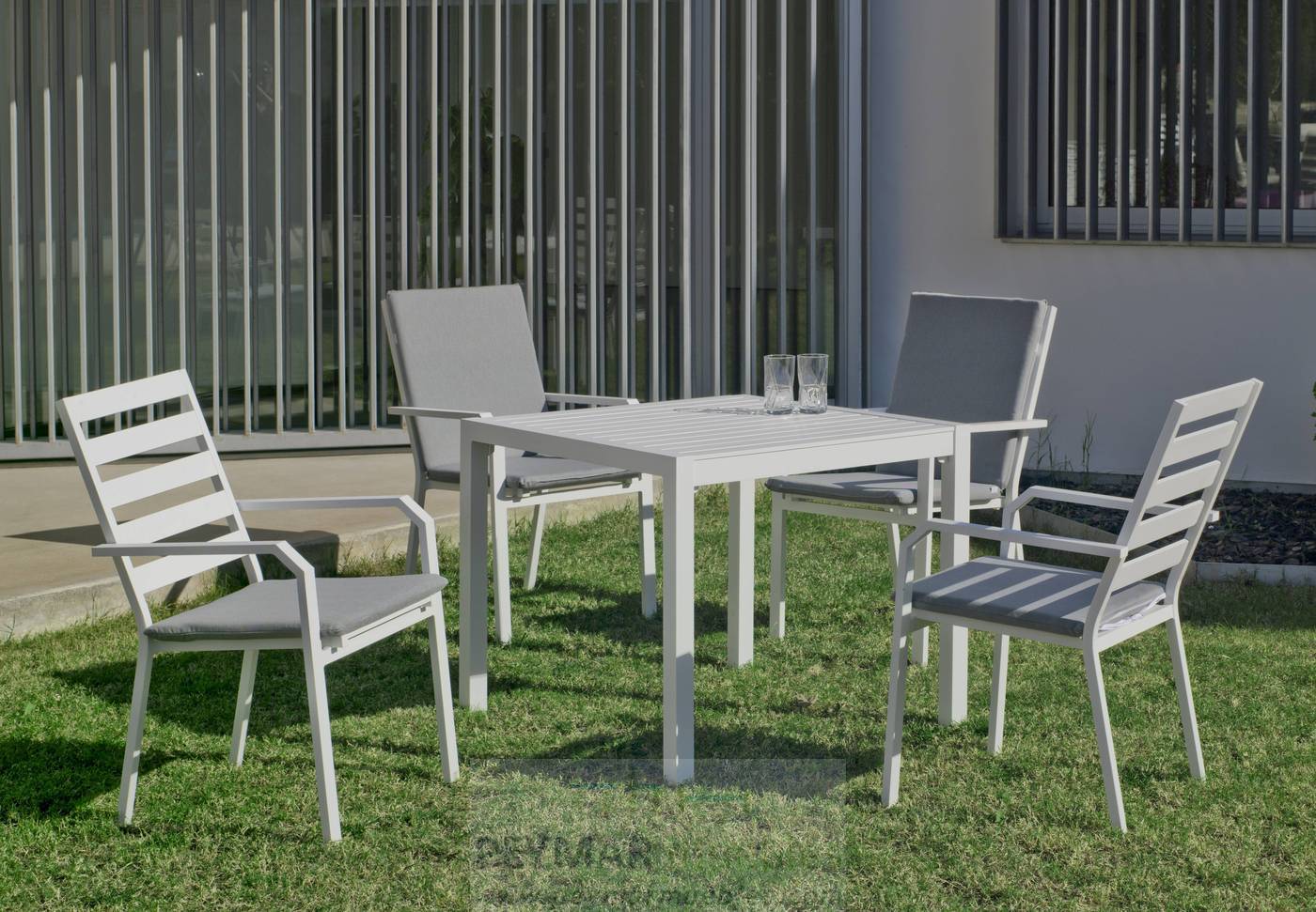 Conjunto aluminio luxe: Mesa cuadrada 90 cm + 4 sillones. Disponible en color blanco, antracita, champagne, plata o marrón.