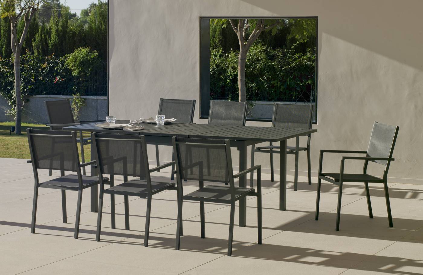 Conjunto de aluminio luxe: mesa extensible 170-220 cm. + 8 sillones de textilen. Disponible en color blanco, plata, bronce, antracita o champagne.