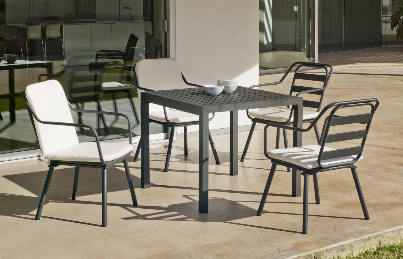 Conjunto aluminio luxe: mesa cuadrada de 90 cm. + 4 sillones. Disponible en color blanco y color antracita.