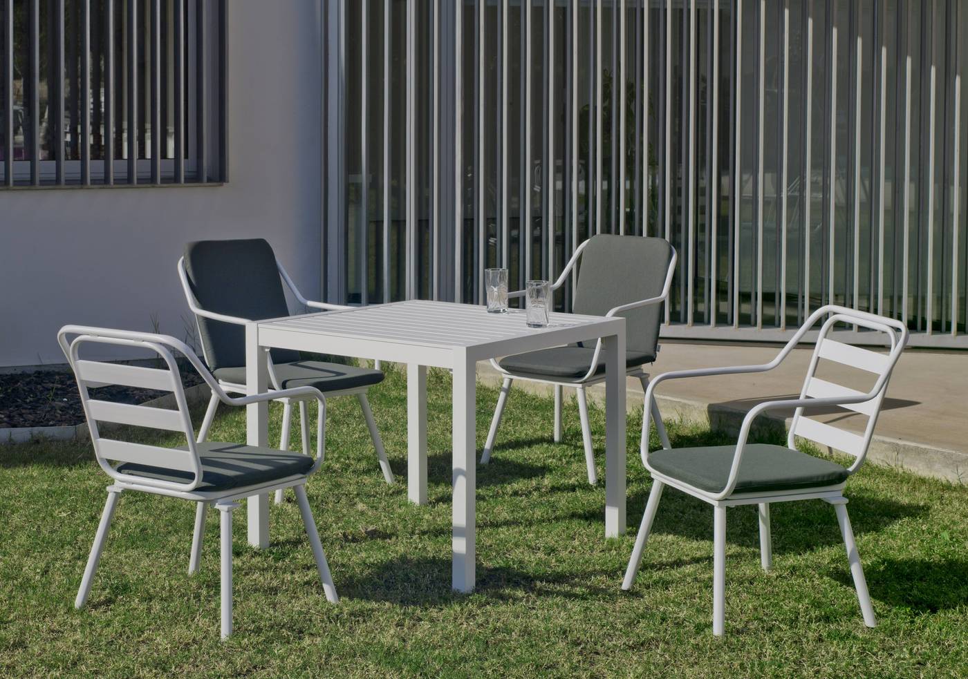 Set Aluminio Palma-Minerva 90-4 - Conjunto aluminio luxe: mesa cuadrada de 90 cm. + 4 sillones. Disponible en color blanco y color antracita.