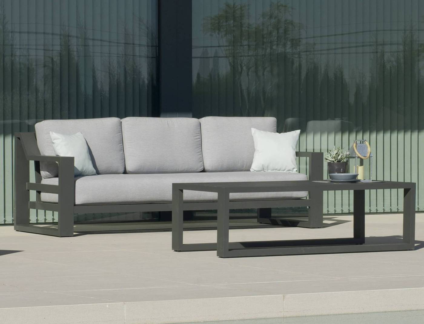 Sofá Aluminio Luxe Rosenborg-3 - Sofá lujo 3 plazas, con cojines gran confort desenfundables. Estructura de alumino reforzado color blanco, antracita, champagne, plata o marrón.