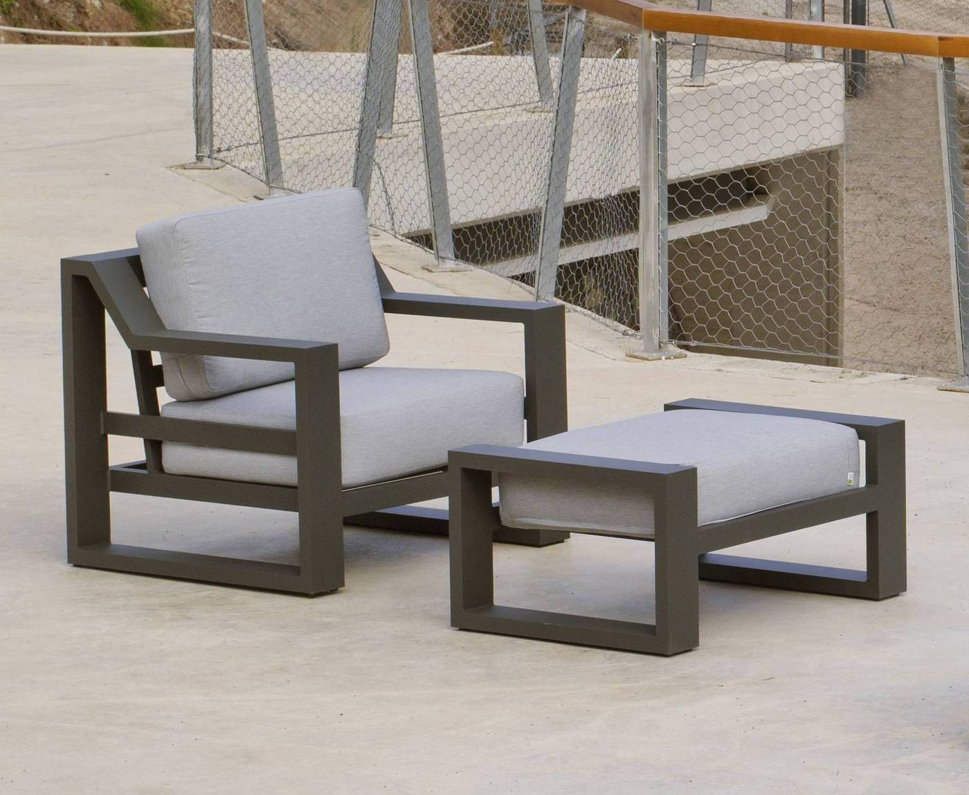 Set Aluminio Luxe Rosenborg-10 - Conjunto lujo para jardín: 1 sofá de 3 plazas + 2 sillones + 2 reposapiés + 1 mesa de centro + cojines. Estructura de alumino reforzado color blanco, antracita o champagne.