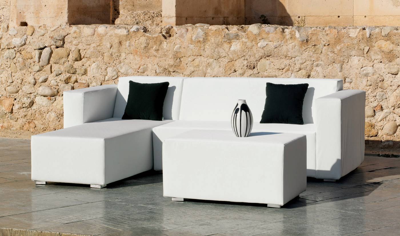 Lujoso conjunto de aluminio tapizado con piel náutica impermeable: Chaiselonge + sofá 2 plazas + 1 mesa de centro.