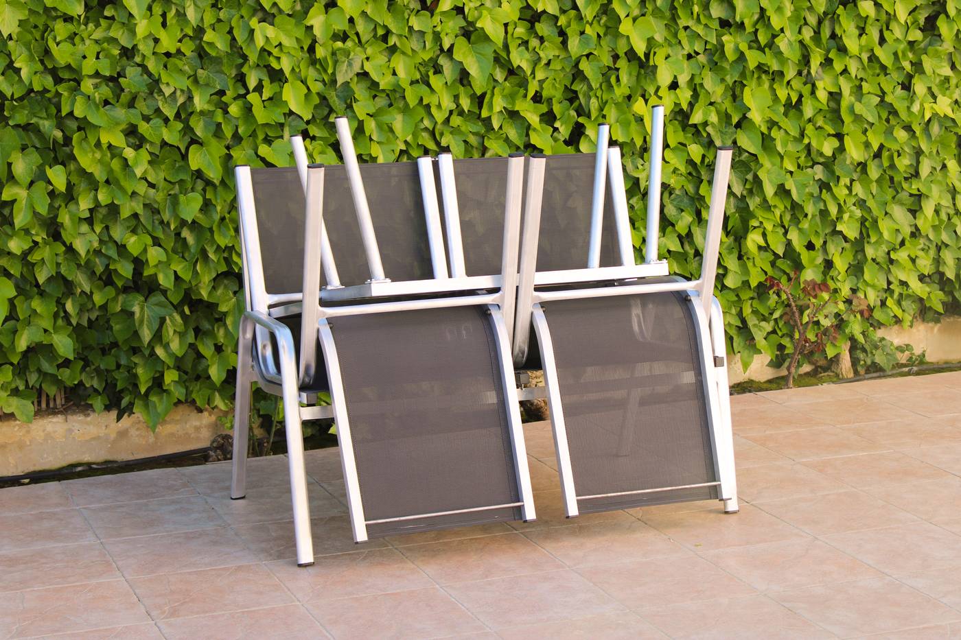 Conjunto Aluminio Avalon - Conjunto aluminio: 1 sofá 2 plazas + 2 sillones + 1 mesa de centro HPL + cojines. De color blanco o antracita.