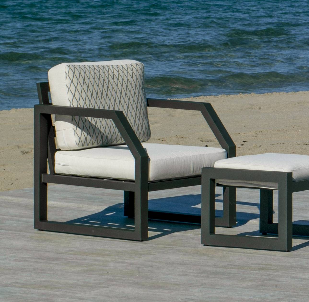 Set Aluminio Luxe Bellagio-10 - Conjunto aluminio: 1 sofá 3 plazas + 2 sillones + mesa de centro + 2 taburetes + cojines. Colores: blanco, antracita o champagne.