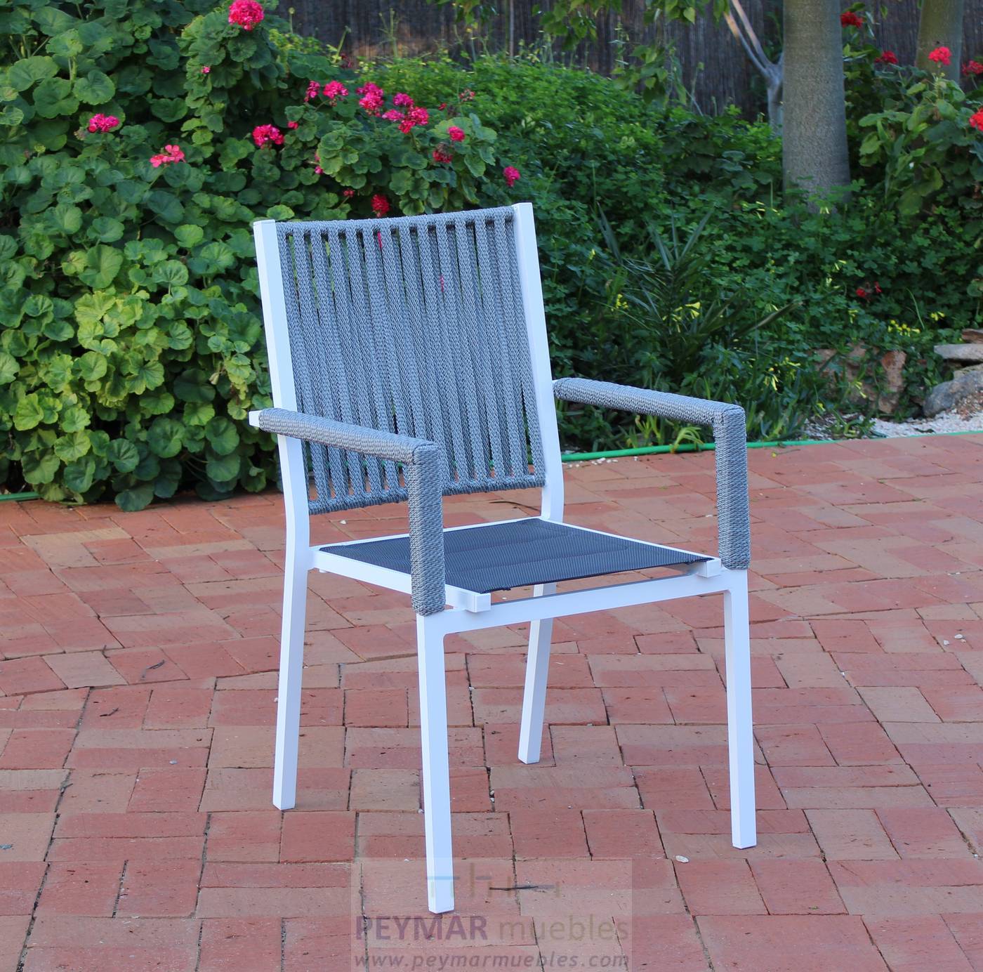 Sillón apilable de aluminio y cuerda, con asiento acolchado de textilen. Estructura  color blanco. Cuerda y textilen color gris.