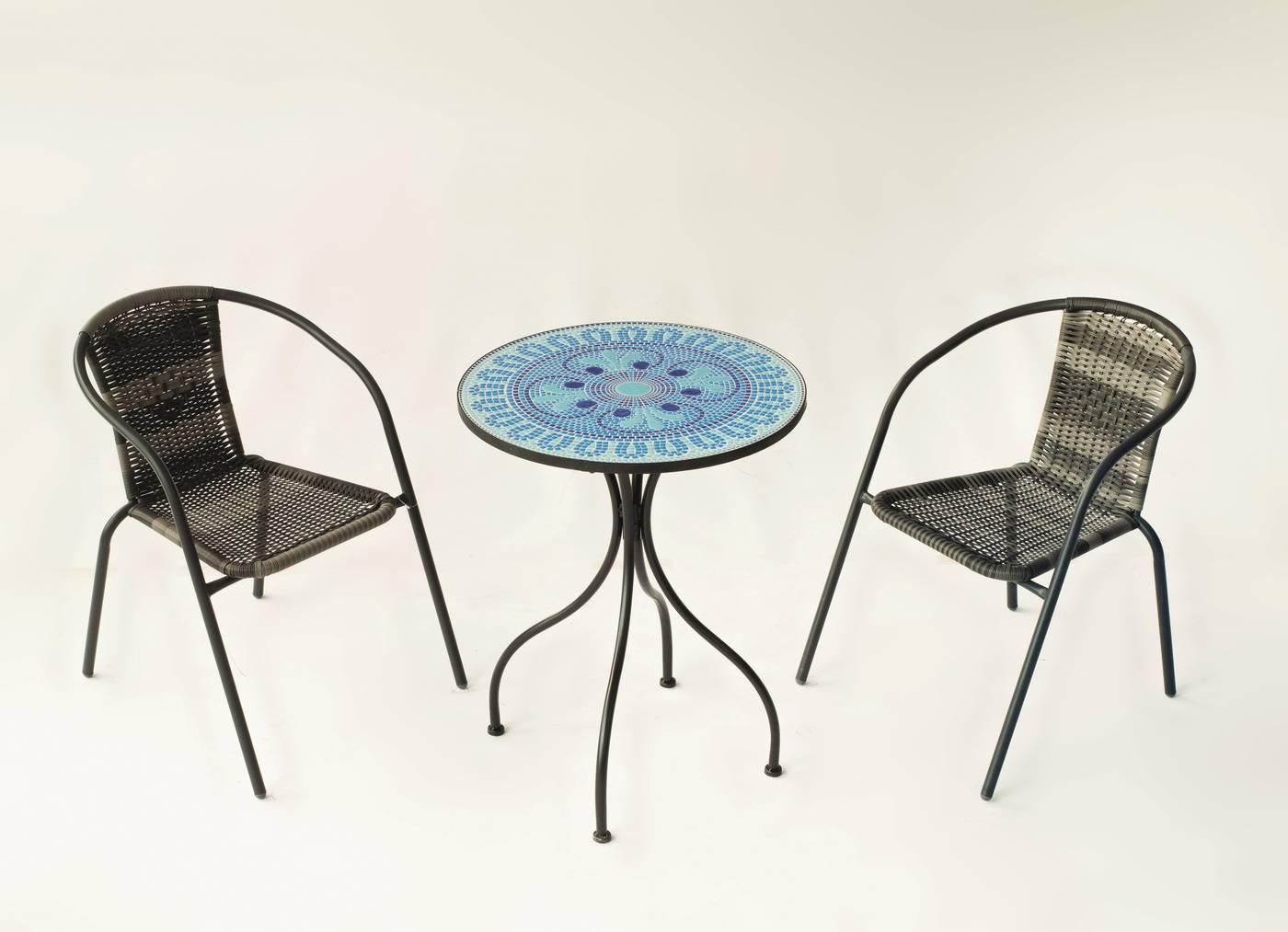 Set Mosaico Berna-Santana - Conjunto de acero color gris: mesa  redonda de acero forjado, con tablero mosaico de 60 cm. + 2 sillones apilables de wicker