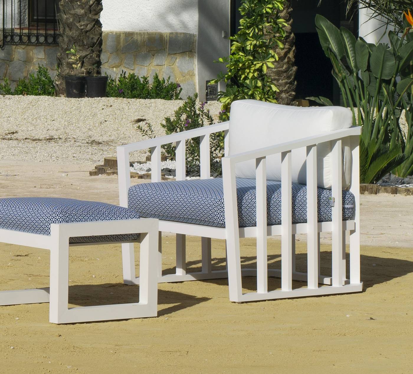 Set Aluminio Birmania-9 - Conjunto confort aluminio: 1 sofá 2 plazas + 2 sillones + 1 mesa de centro + 2 reposapiés. Disponible en color blanco o antracita.