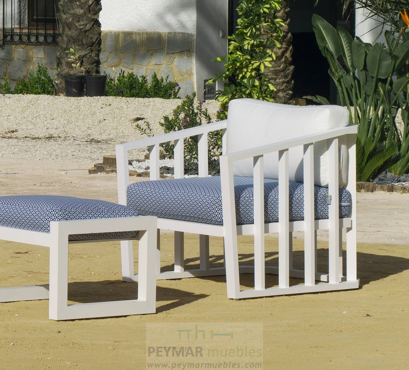 Sillón confort con cojines. Estructura de aluminio  de color blanco, antracita, champagne, plata o marrón.