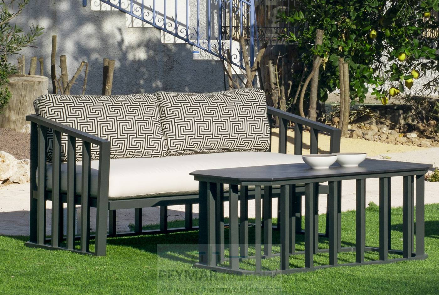 Set Aluminio Birmania-9 - Conjunto confort aluminio: 1 sofá 2 plazas + 2 sillones + 1 mesa de centro + 2 reposapiés. Disponible en color blanco o antracita.