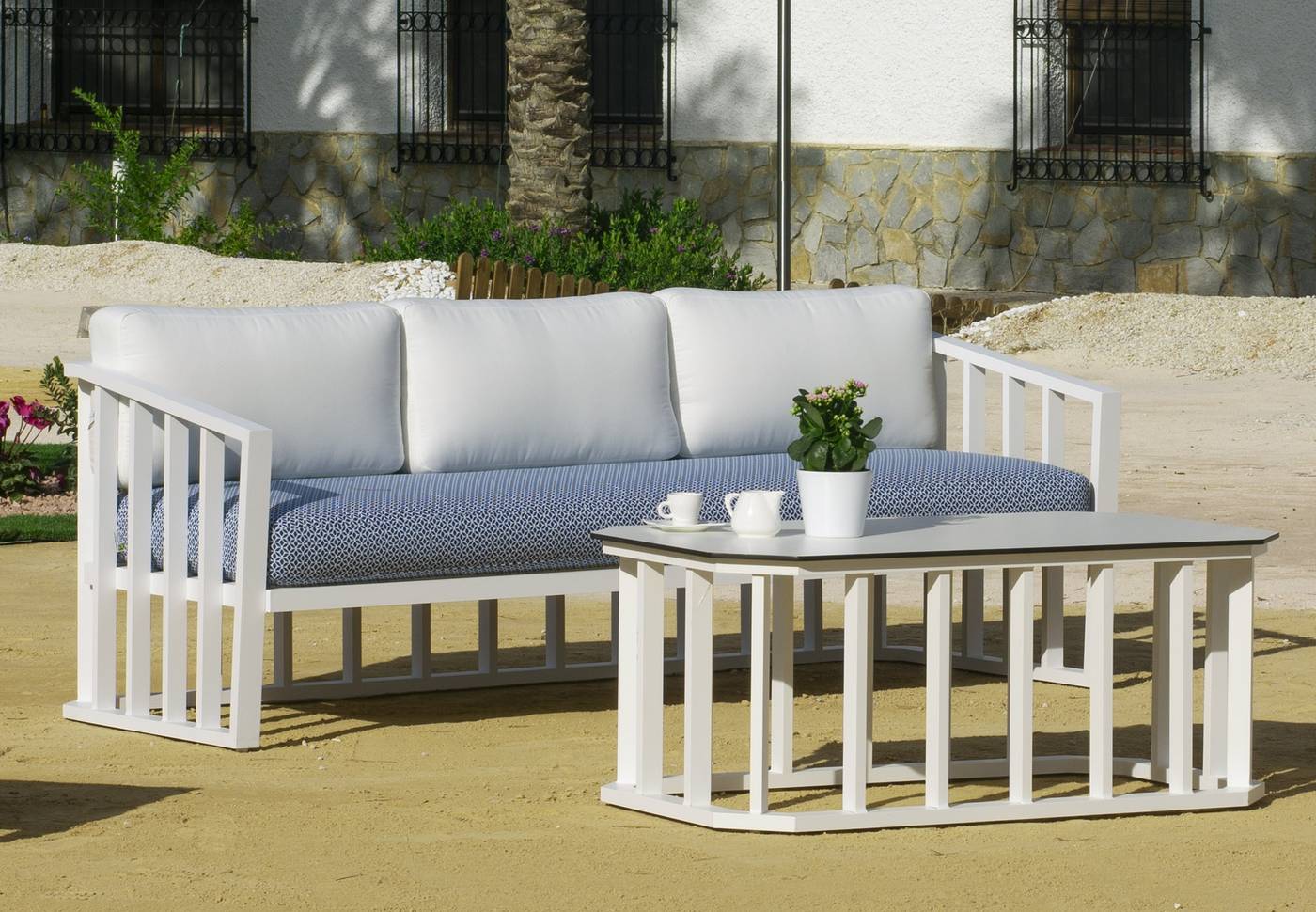 Sofá confort3 plazas con cojines. Estructura de aluminio  de color blanco o antracita.