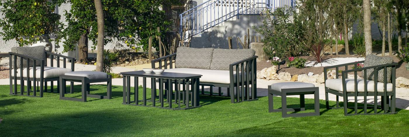 Conjunto confort aluminio: 1 sofá 2 plazas + 2 sillones + 1 mesa de centro + cojines. Disponible en color blanco o antracita.