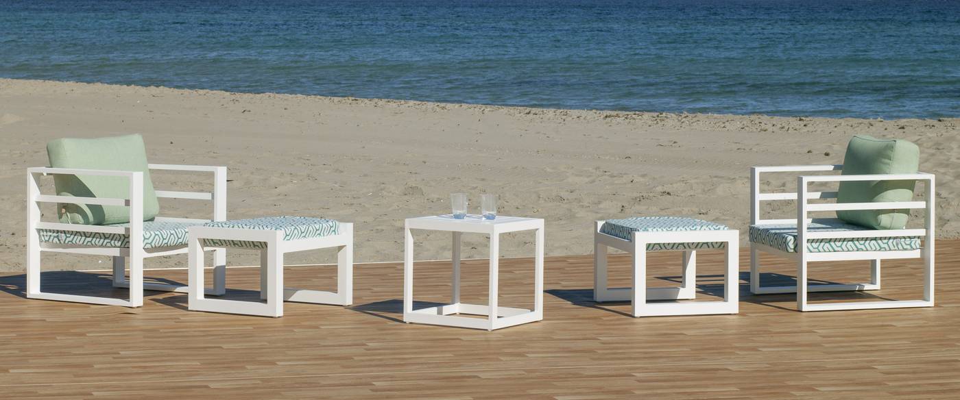 Conjunto de aluminio: 2 sillones + 2 reposapiés + 1 mesa auxiliar + cojines. En color blanco o antracita.