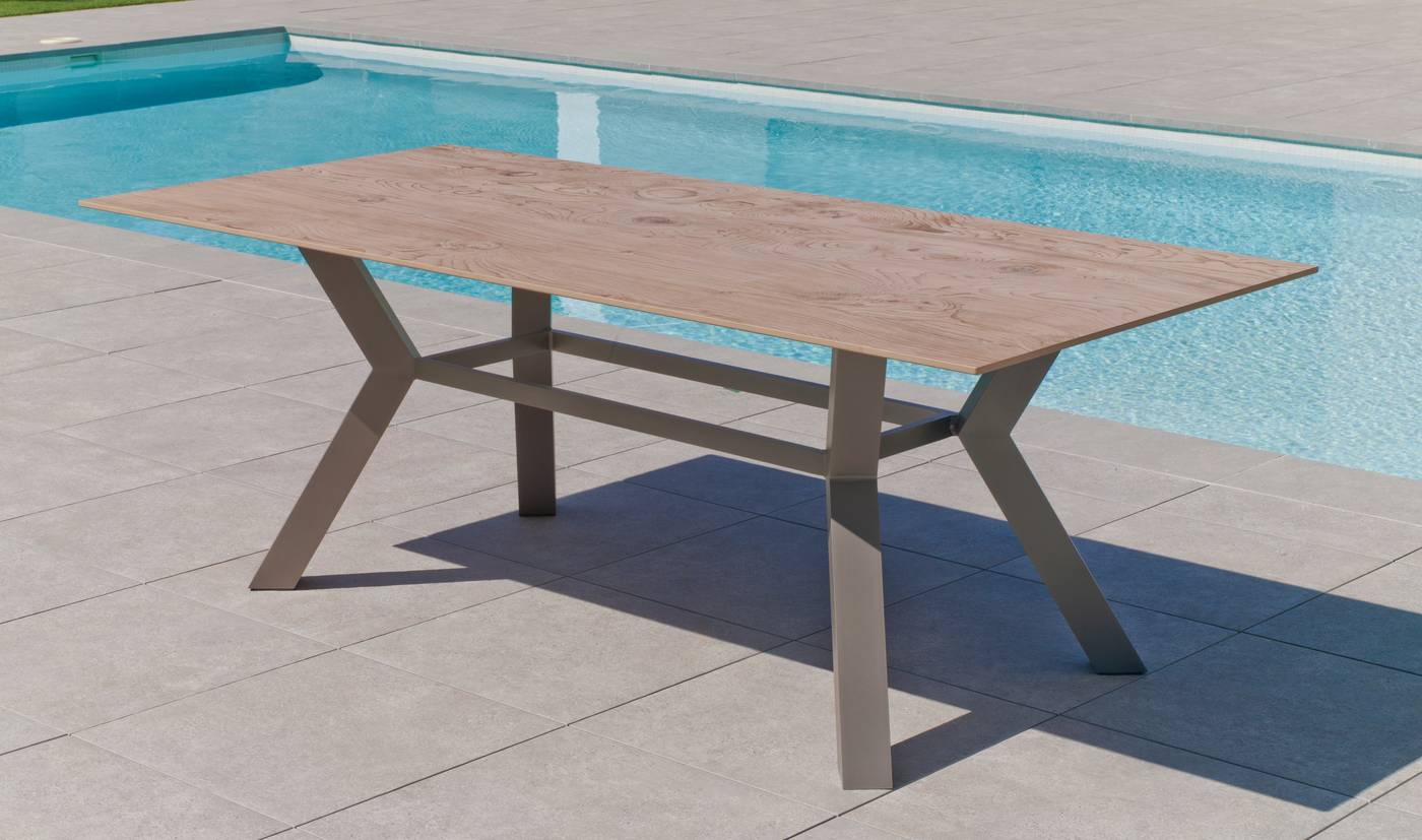 Mesa de aluminio rectangular de 220 cm, con tablero de piedra sinterizada de alta calidad. Disponible en varios colores.
