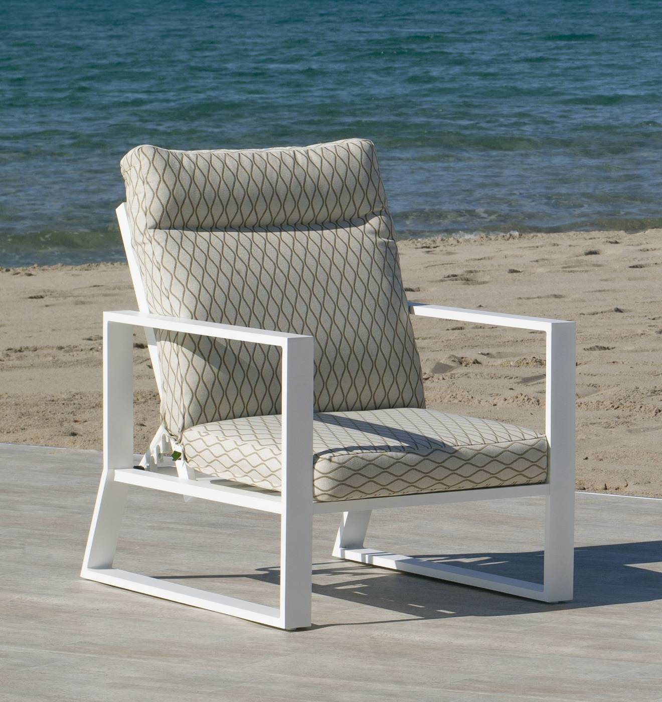 Sillón relax lujo, con respaldo reclinable. Fabricado de aluminio en color blanco, antracita o bronce.