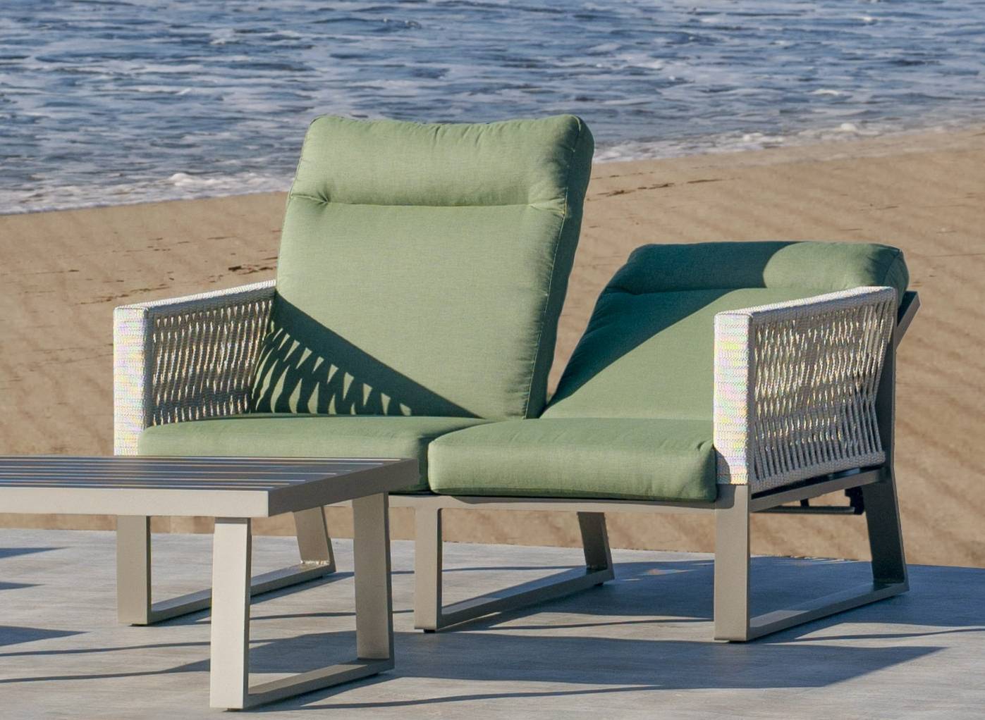 Sofá relax 2 plazas lujo, con respaldos reclinables. Fabricado de aluminio y cuerda en color blanco, gris, marrón o champagne.