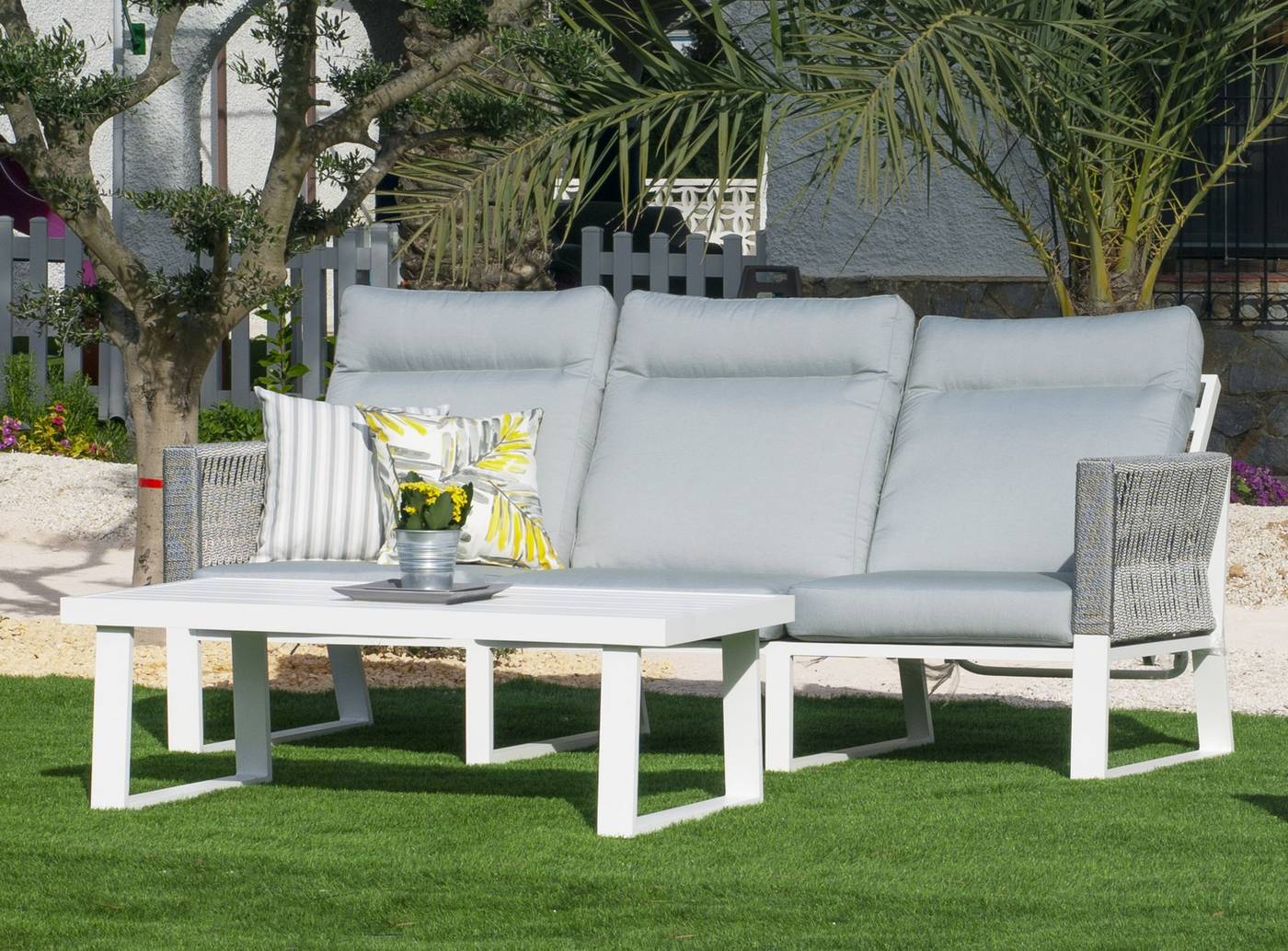 Sofá relax 3 plazas lujo, con respaldos reclinables. Fabricado de aluminio y cuerda en color blanco, gris, marrón o champagne.