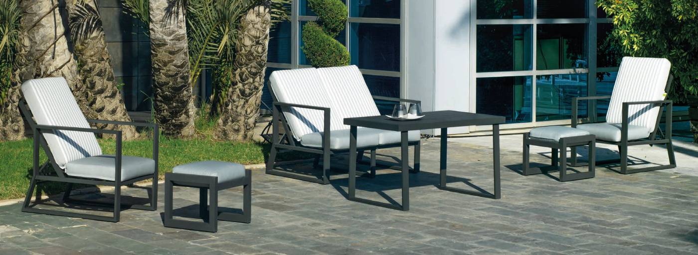 Conjunto aluminio: sofá 2 plazas + 2 sillones + mesa de comedor + 2 taburetes + cojines. Respaldos reclinables. Colores: blanco, antracita o bronce.