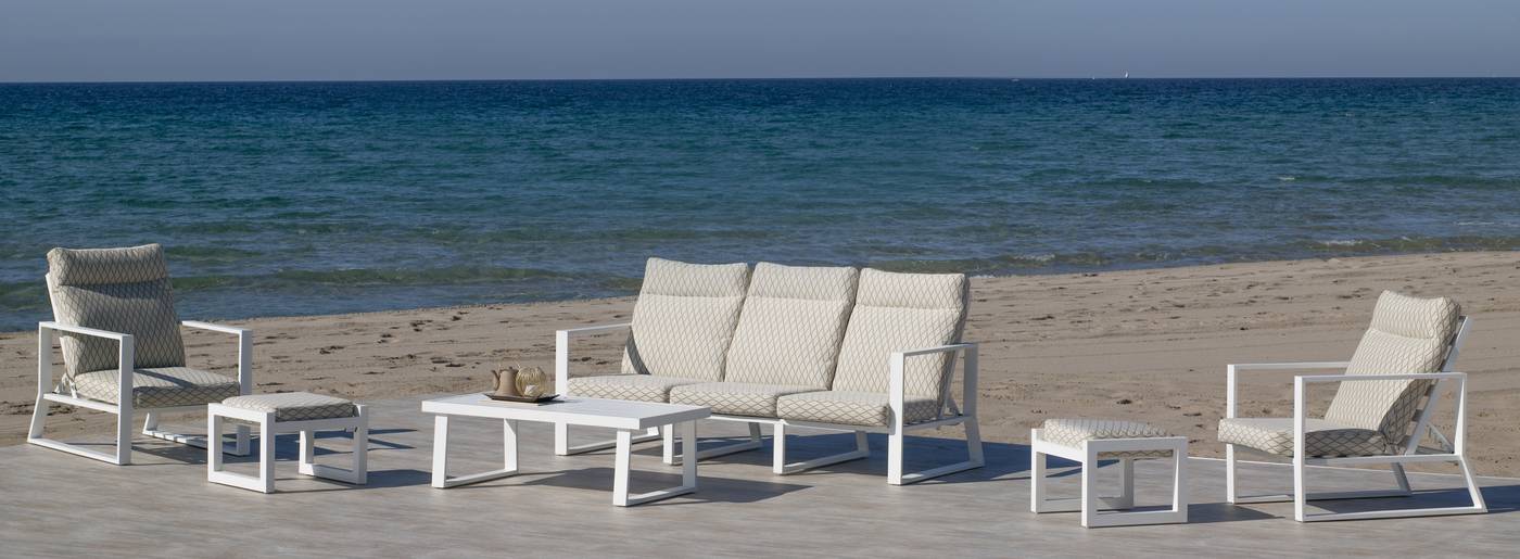 Conjunto aluminio: sofá 3 plazas + 2 sillones + mesa de centro + 2 taburetes + cojines. Respaldos reclinables. Colores: blanco, antracita o bronce.