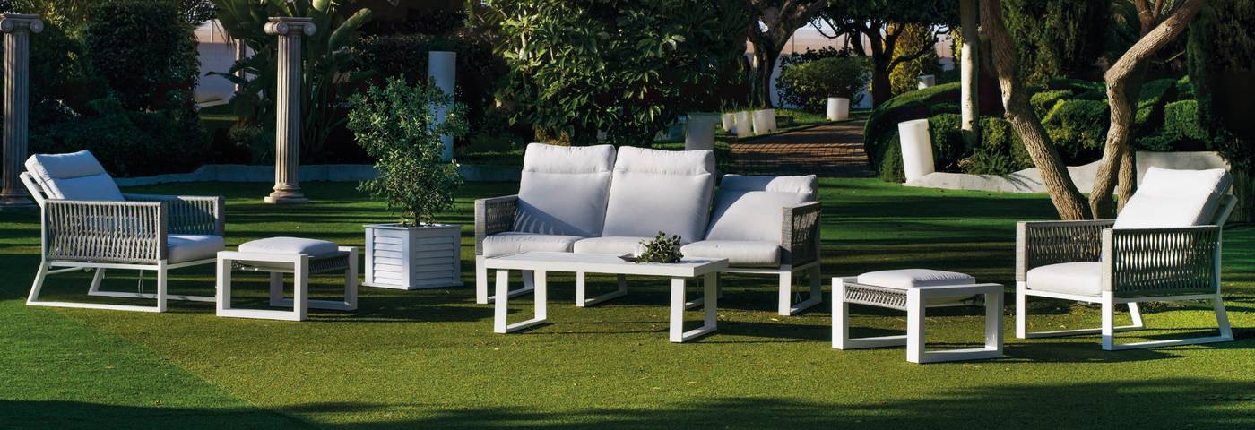 Conjunto aluminio y cuerda: 1 sofá de 3 plazas + 2 sillones + 1 mesa de centro + 2 taburetes + cojines. Respaldos reclinables. Colores: blanco, gris, marrón o champagne.