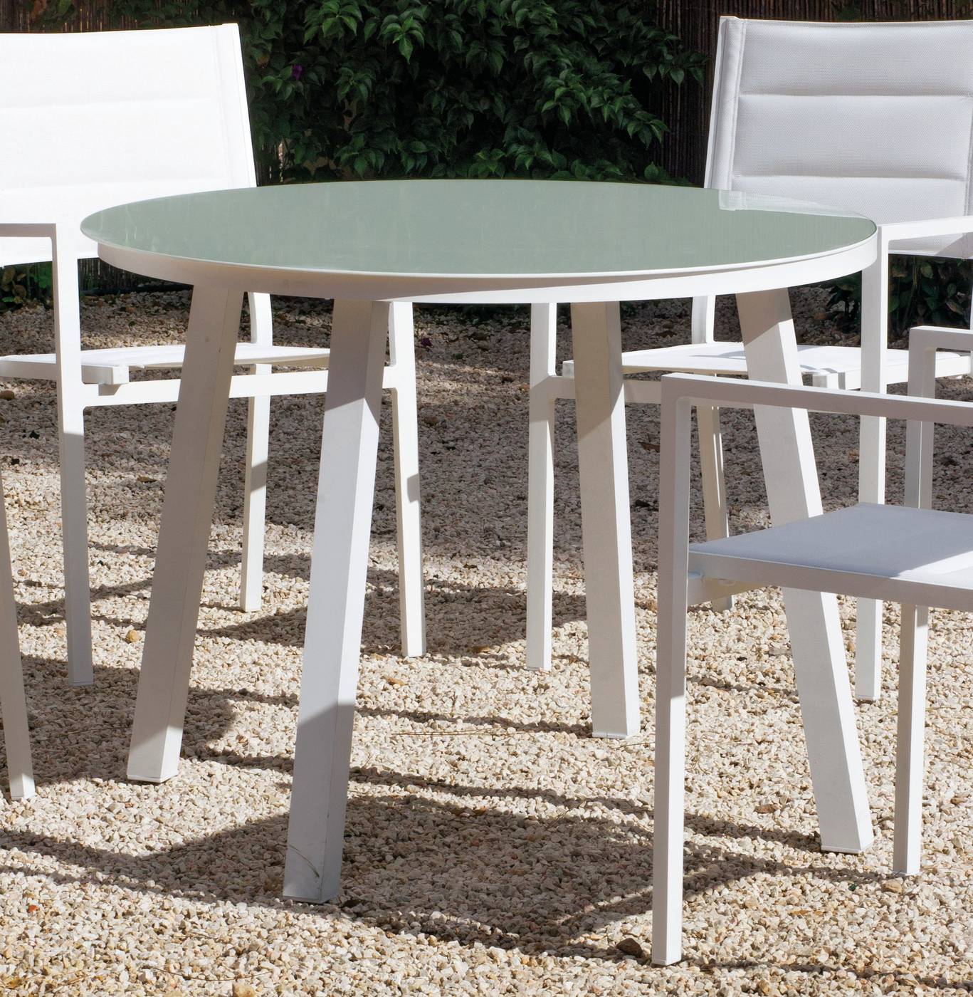 Set California Córcega - Conjunto de aluminio: Mesa redonda con tapa cristal templado de 100 cm + 4 sillones de textilen. Colores: blanco y antracita.
