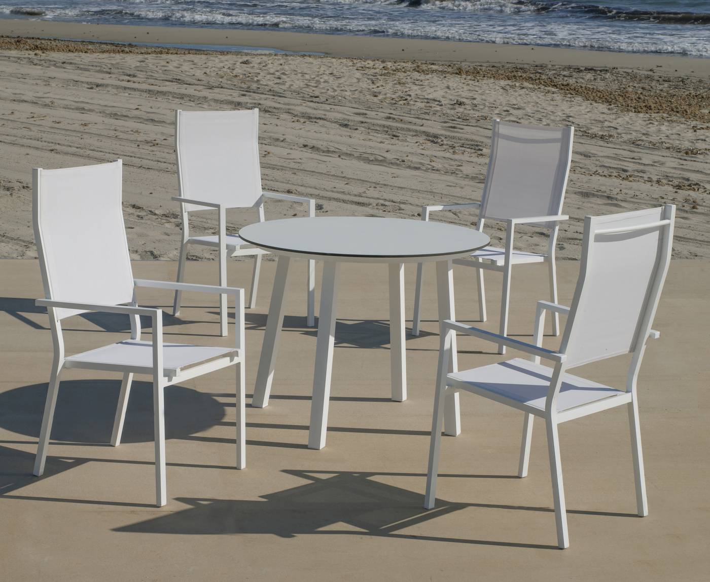 Conjunto de aluminio para jardín: Mesa redonda con tablero HPL de 100 cm + 4 sillones altos de textilen. Colores: blanco y antracita.