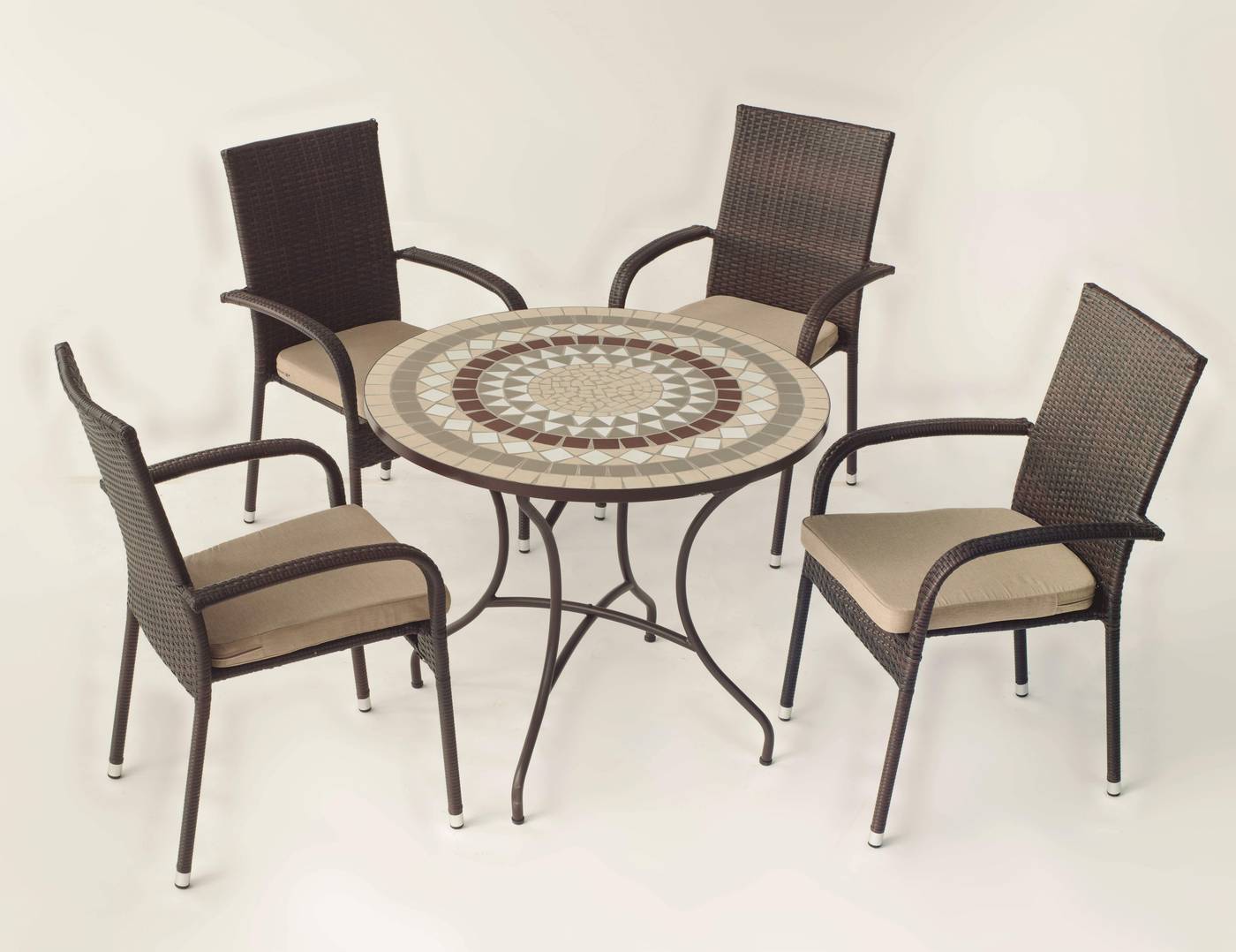 Conjunto Mosaico Camarines-Bergamo - Conjunto de forja color marrón: mesa con tablero mosaico de 90 cm + 4 sillones de ratán sintético con cojines.