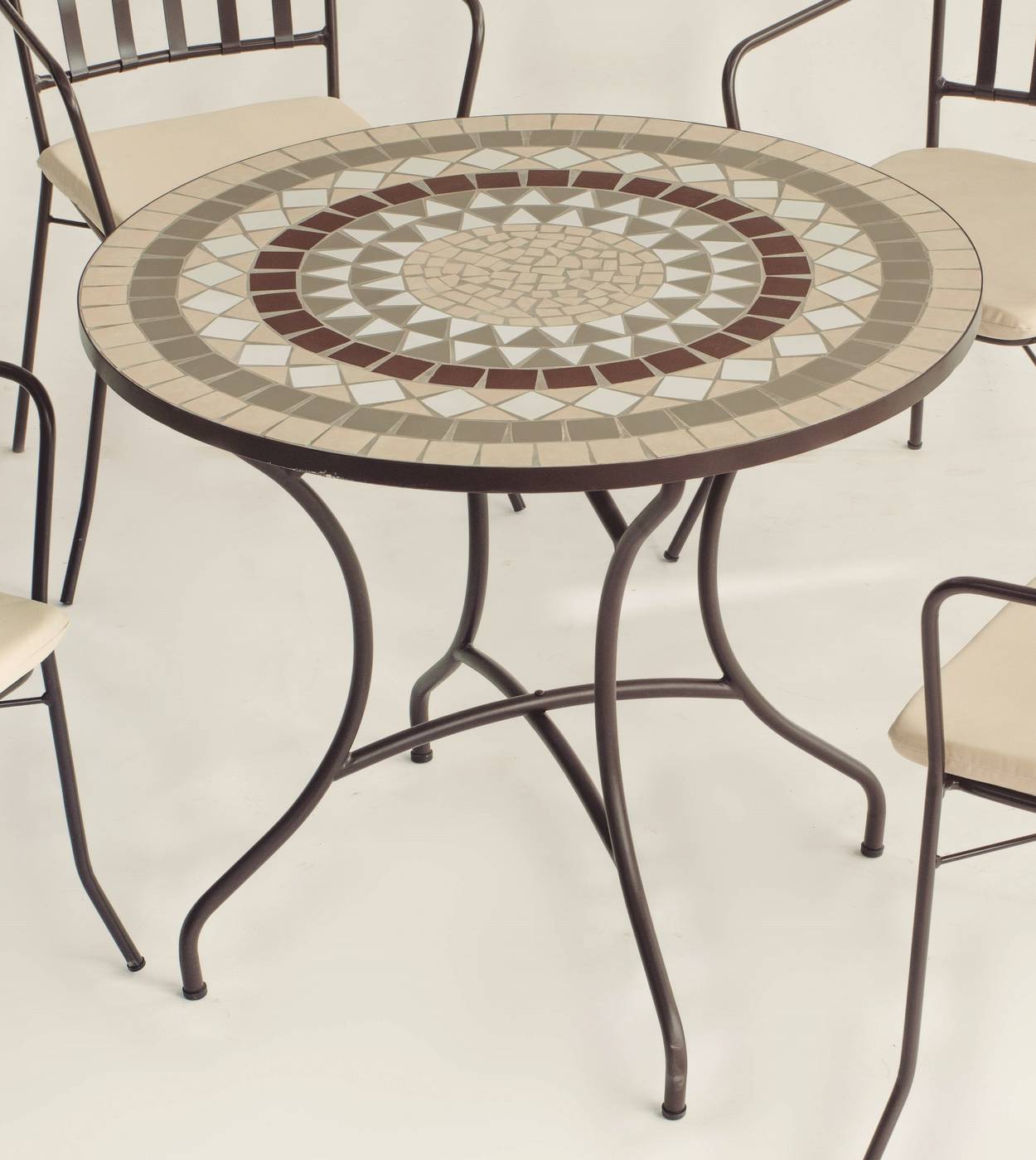 Mesa de acero forjado color bronce, con tablero mosaico circular de 90 cm.
