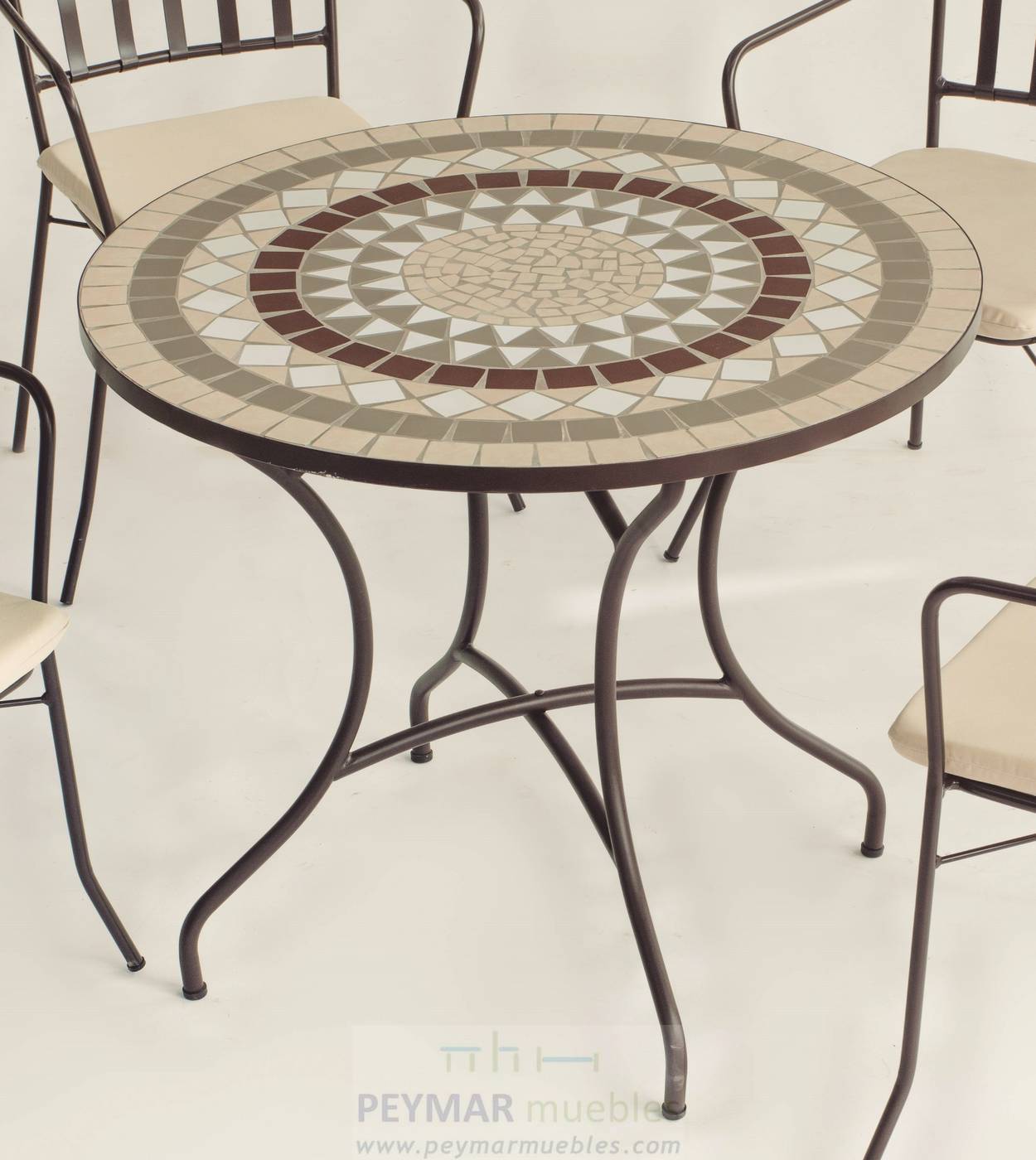 Conjunto Mosaico Camarines-Bergamo - Conjunto de forja color marrón: mesa con tablero mosaico de 90 cm + 4 sillones de ratán sintético con cojines.