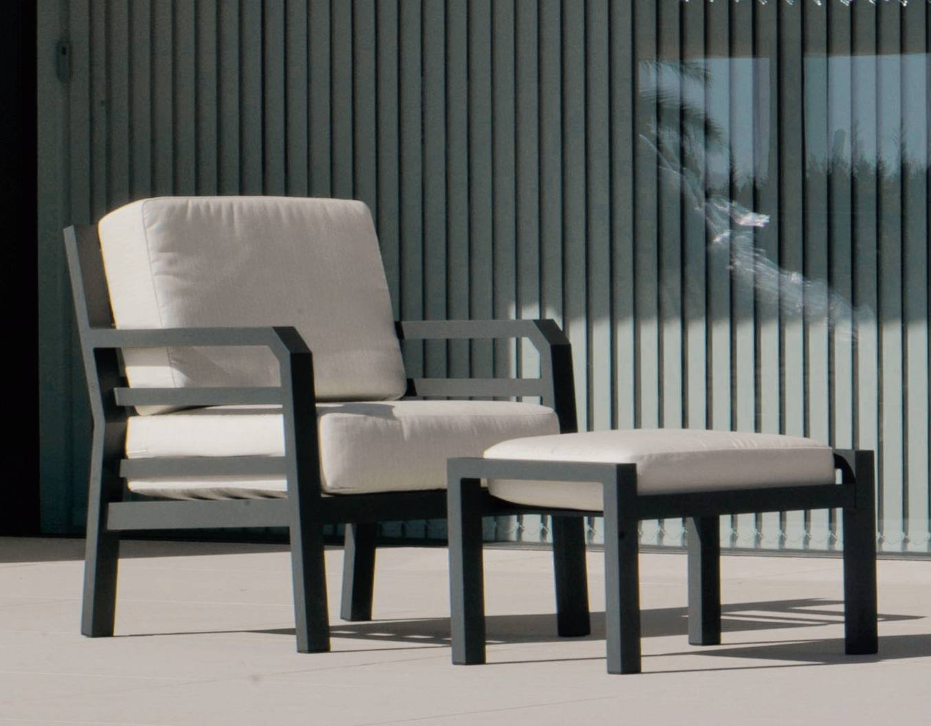 Set Aluminio Luxe Camelia-9 - Conjunto lujo de aluminio: 1 sofá de 2 plazas + 2 sillones + 2 reposapiés + 1 mesa de centro. Disponible en color blanco, antracita, champagne, plata o marrón.