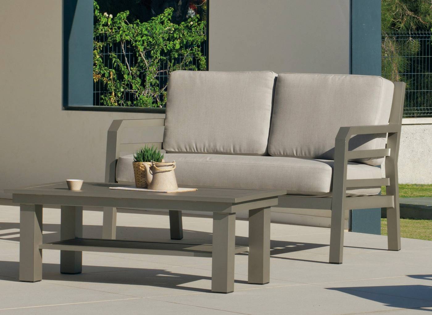 Set Aluminio Luxe Camelia-9 - Conjunto lujo de aluminio: 1 sofá de 2 plazas + 2 sillones + 2 reposapiés + 1 mesa de centro + cojines.