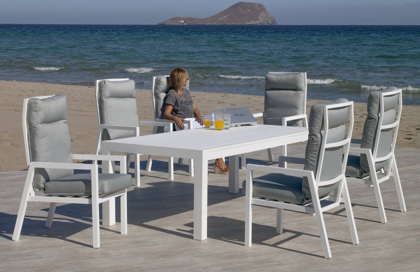 Sillón Aluminio Banly-3 - Lujoso sillón de comedor con cojín confort completo, para jardín. Colores: blanco, antracita o champagne.