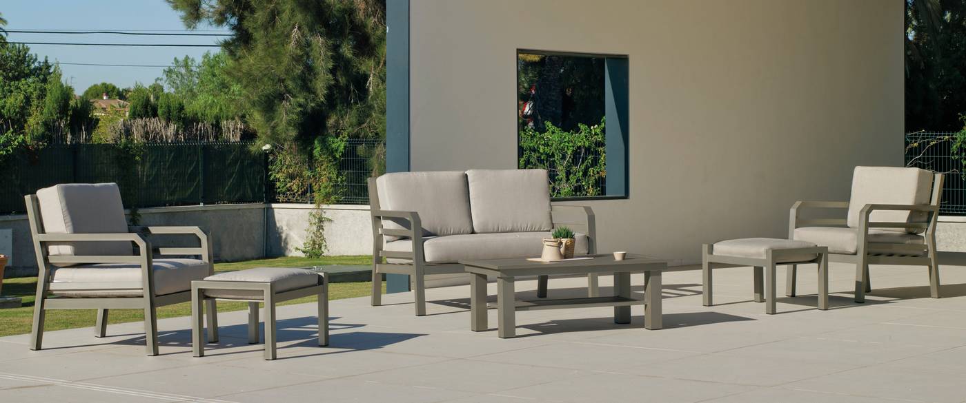 Conjunto lujo de aluminio: 1 sofá de 2 plazas + 2 sillones + 2 reposapiés + 1 mesa de centro + cojines.