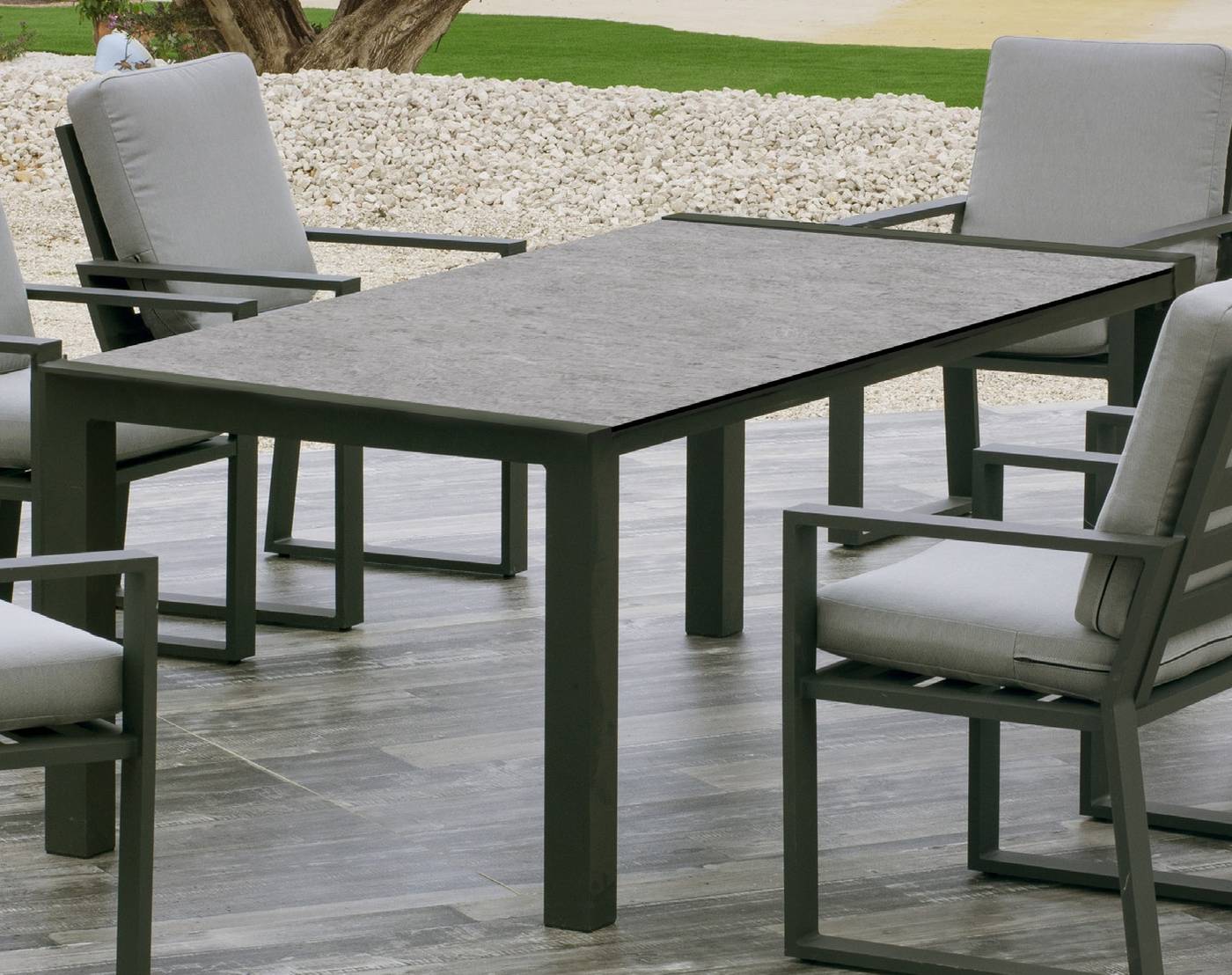 Mesa de aluminio rectangular de 160 cm. Tablero de piedra sinterizada de alta calidad. Disponible en varios colores.